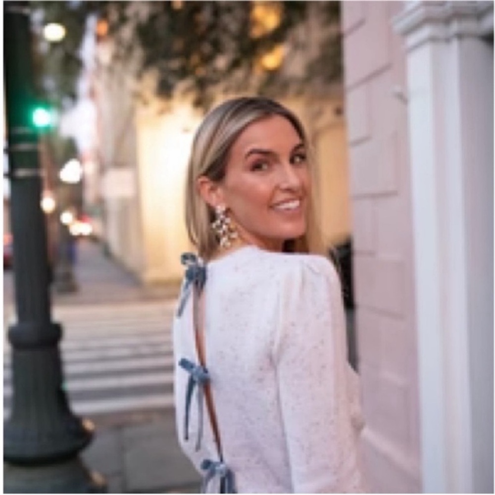 Chic White Backless Sweater with Blue Ties